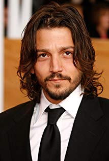 How tall is Diego Luna?